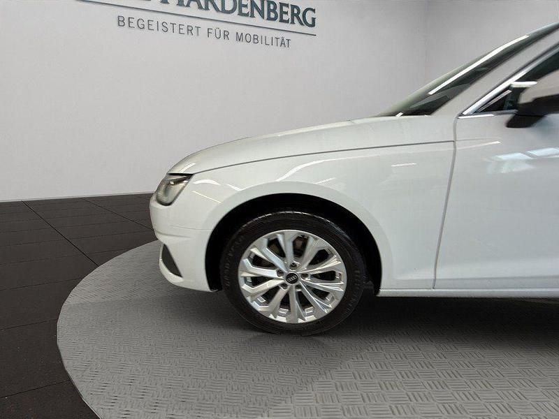 Używany Audi A4 Ambiente 150 KM (110 kW) 2021 Biały Kombi