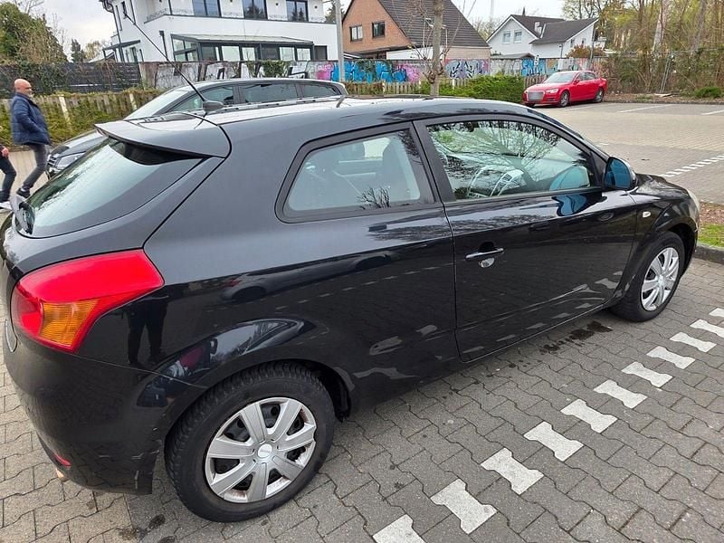 Usado Kia Ceed EX 126 CV (92 kW) 2008 Negro Utilitario
