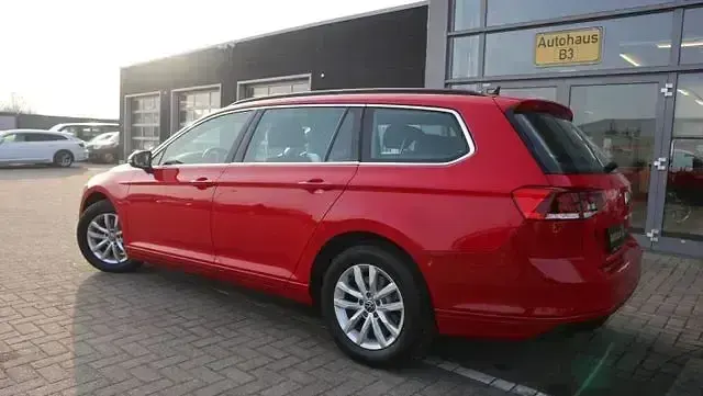 Gebraucht VW Passat 122 PS (89 kW) 2023 Rot Kombi