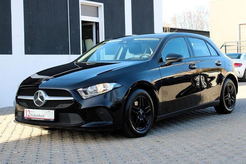 Gebraucht Mercedes A180 116 PS (85 kW) 2022 Schwarz Limousine
