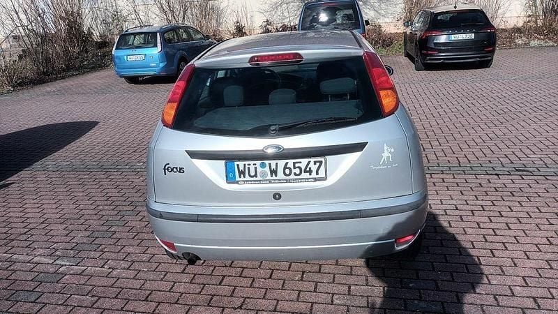 Second-hand Ford Focus Viva 101 CP (74 kW) 2004 Argintiu Berlinǎ