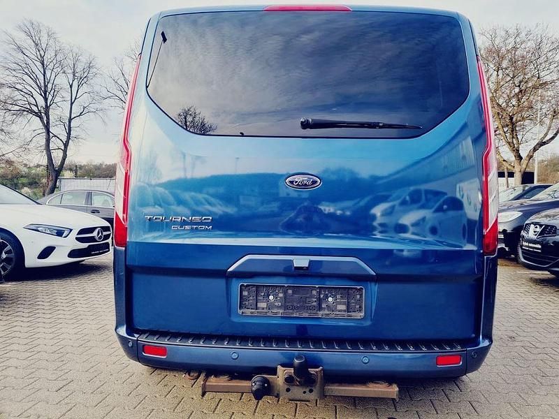 Gebraucht Ford Transit Titanium 131 PS (96 kW) 2019 Chromablau metallic Kombi
