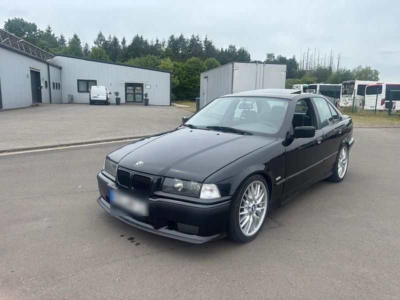 Schwarz Gebraucht 1998 BMW 318 Limousine | 2.900 € - Bild 1/4
