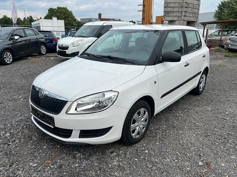 Weiß Gebraucht 2010 Skoda Fabia Limousine | 3.900 € (Fairer Preis) - Bild 1/4