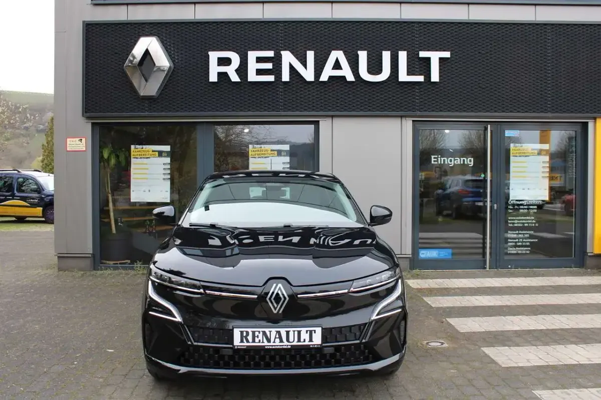 Używany Renault Megane E-Tech Evolution 160 kW (218 KM) 2022 Czarny Sedan/Limuzyna