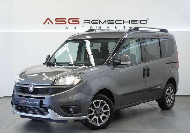 Grau Gebraucht 2022 Fiat Doblò Trekking Van / Kleinbus | 21.490 € (Etwas zu teuer) - Bild 1/3