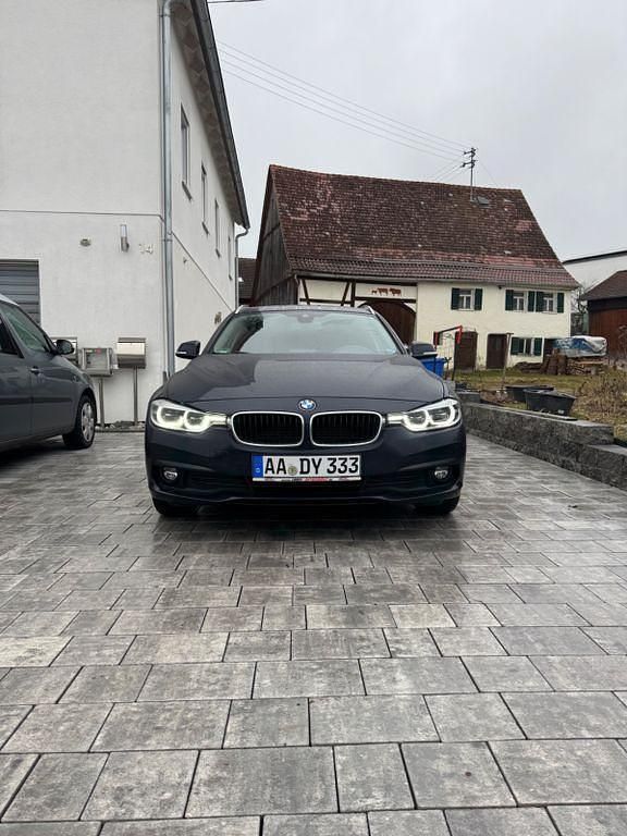 Blau Gebraucht 2017 BMW 320 Kombi | 15.200 € (Fairer Preis) - Bild 1/4