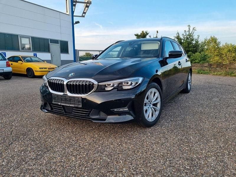 Schwarz Gebraucht 2020 BMW 320 Advantage Kombi | 19.900 € (Fairer Preis) - Bild 1/4