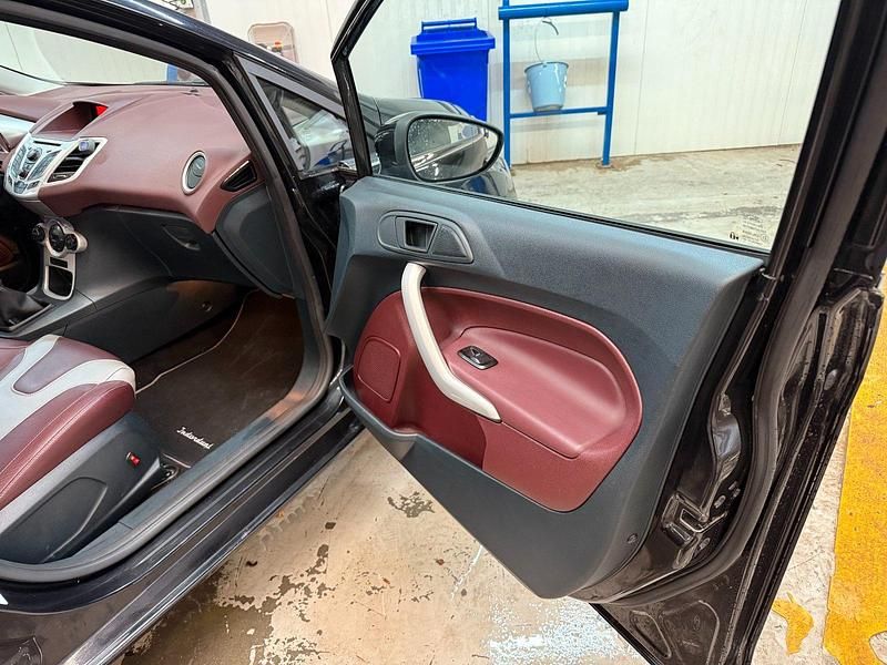 Gebraucht Ford Fiesta 96 PS (70 kW) 2011 Schwarz Kleinwagen