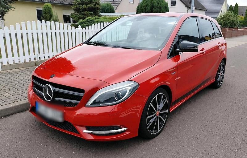 Rot Gebraucht 2012 Mercedes B180 AMG line Van / Kleinbus | 11.999 € (Guter Preis) - Bild 1/4