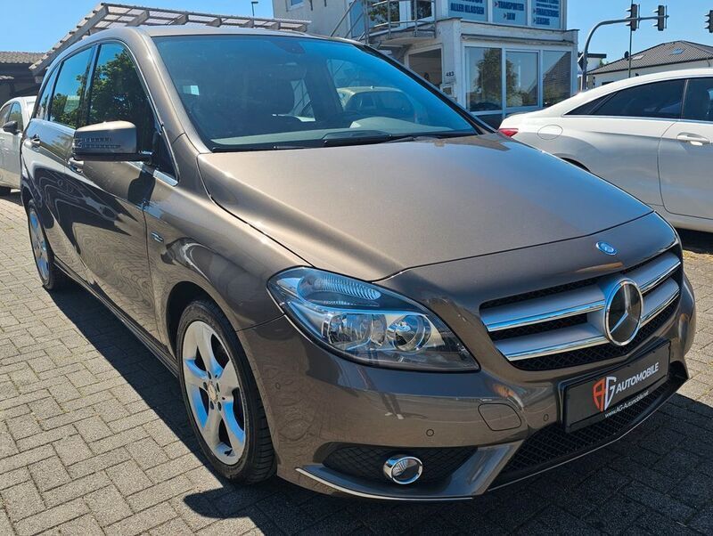 Braun Gebraucht 2012 Mercedes B180 Van / Kleinbus | 9.999 € (Etwas zu teuer) - Bild 1/4