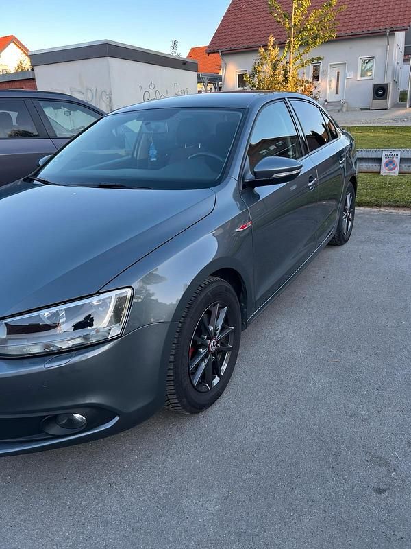 Używany VW Jetta 140 KM (102 kW) 2011 Szary Sedan/Limuzyna
