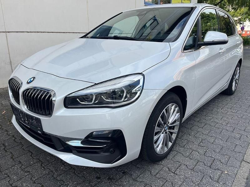 Weiß Gebraucht 2021 BMW 218 Active Tourer Luxury Line Van / Kleinbus | 19.300 € (Superpreis) - Bild 1/4