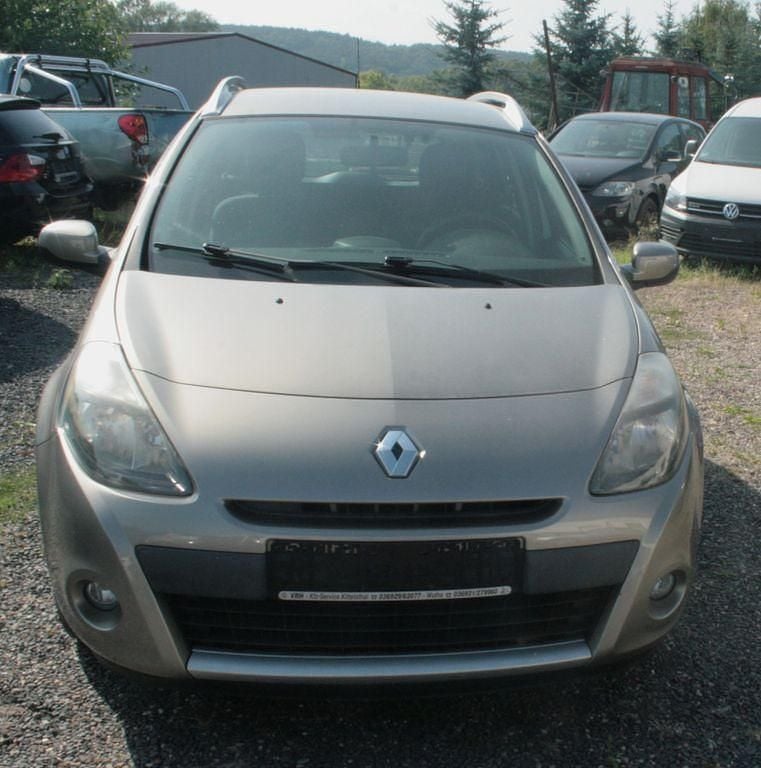 Beige Gebraucht 2011 Renault Clio II Dynamique Limousine | 2.895 € (Guter Preis) - Bild 1/4