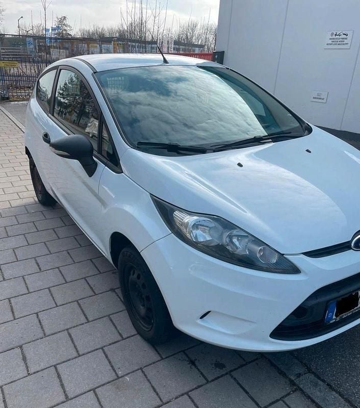 Gebraucht Ford Fiesta Ambiente 60 PS (44 kW) 2012 Weiß Kleinwagen