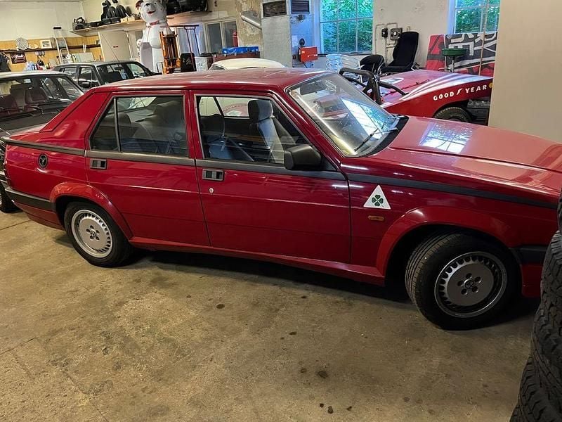 Rot Gebraucht 1990 Alfa Romeo 75 Limousine | 9.500 € - Bild 1/4