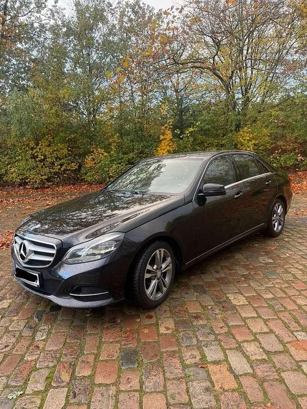 Schwarz Gebraucht 2015 Mercedes E200 Avantgarde Limousine | 13.000 € (Etwas zu teuer) - Bild 1/4