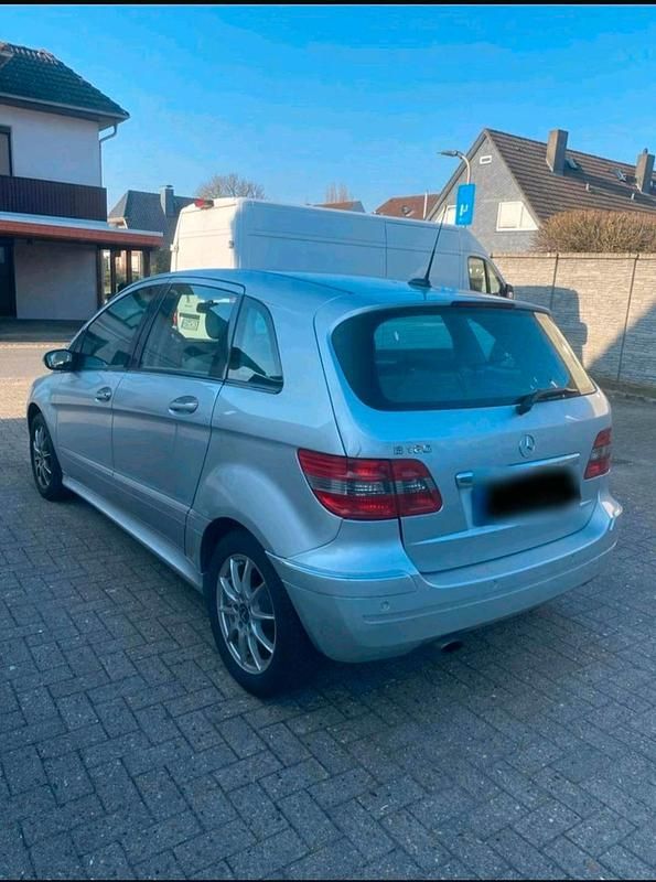 Gebraucht Mercedes B180 109 PS (80 kW) 2007 Silber Van / Kleinbus