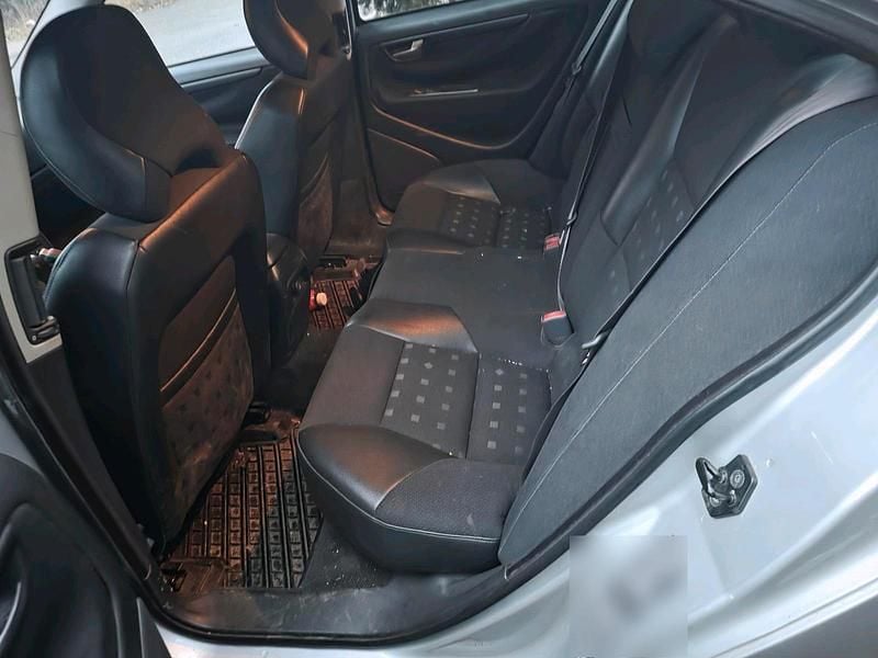 Second-hand Volvo S60 140 CP (102 kW) 2002 Argintiu Berlinǎ