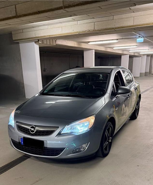 Gebraucht Opel Astra Edition 140 PS (102 kW) 2012 Grau Limousine