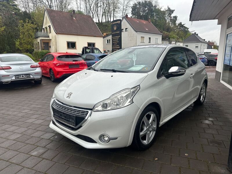 Weiß Gebraucht 2014 Peugeot 208 Kleinwagen | 6.600 € (Etwas zu teuer) - Bild 1/4