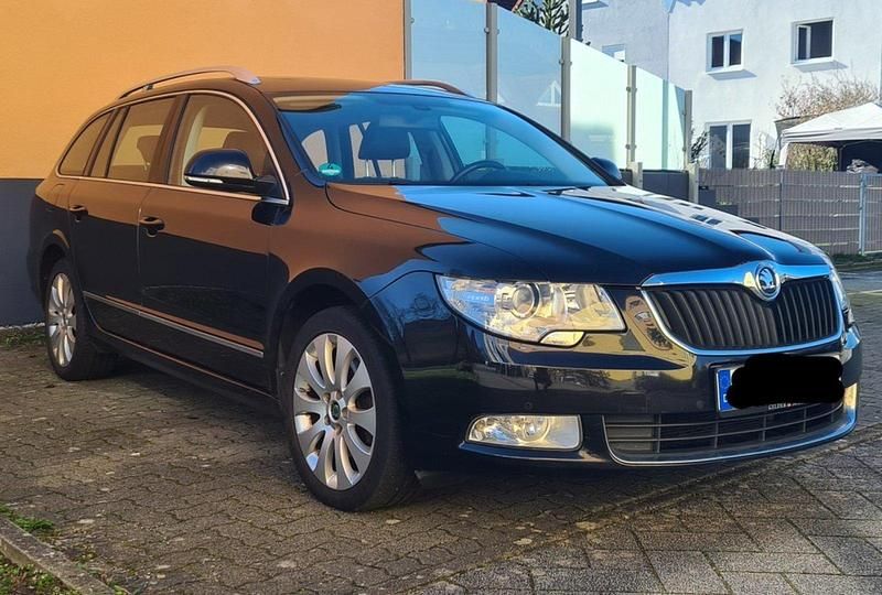 Gebraucht Skoda Superb Elegance 140 PS (102 kW) 2011 Schwarz Kombi