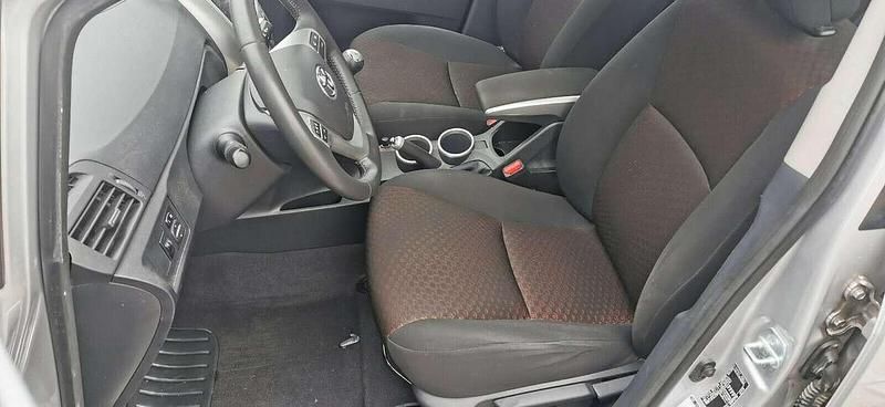 Gebraucht Toyota Verso Edition 147 PS (108 kW) 2011 Silber Van / Kleinbus