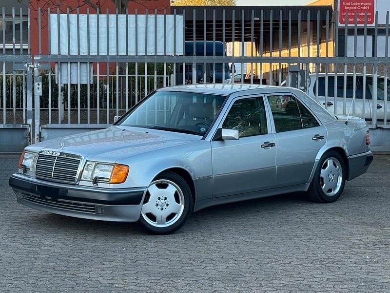 Używany Mercedes E500 320 KM (235 kW) 1993 Srebrny Sedan/Limuzyna