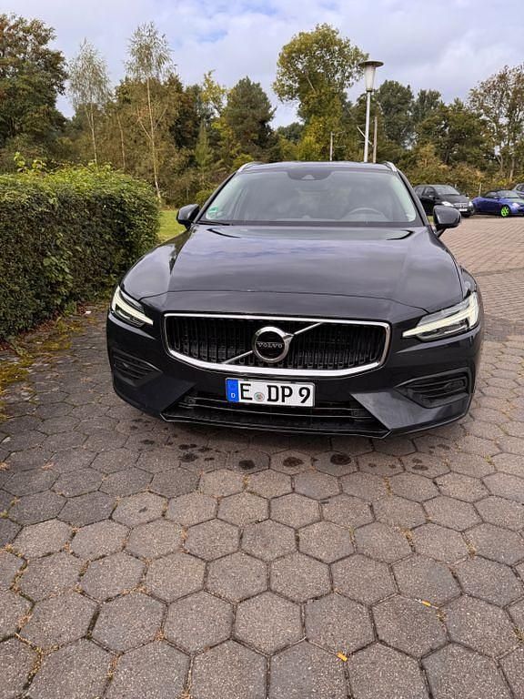 Grau Gebraucht 2018 Volvo V60 Momentum Kombi | 23.300 € (Superpreis) - Bild 1/4