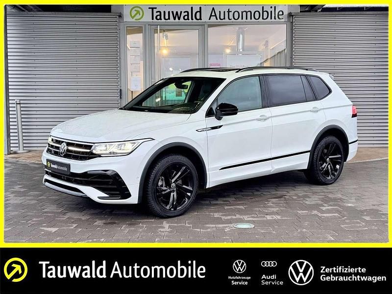 Weiß (oryxweiß perlmutteffekt) Gebraucht 2024 VW Tiguan Allspace R-line SUV | 43.750 € (Fairer Preis) - Bild 1/4