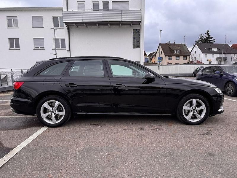 Używany Audi A4 Ambiente 204 KM (150 kW) 2022 Czarny Kombi