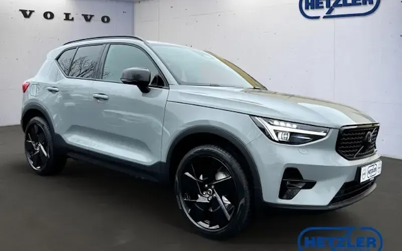 Neu Volvo XC40 Plus 163 PS (119 kW) 2026 Grau SUV