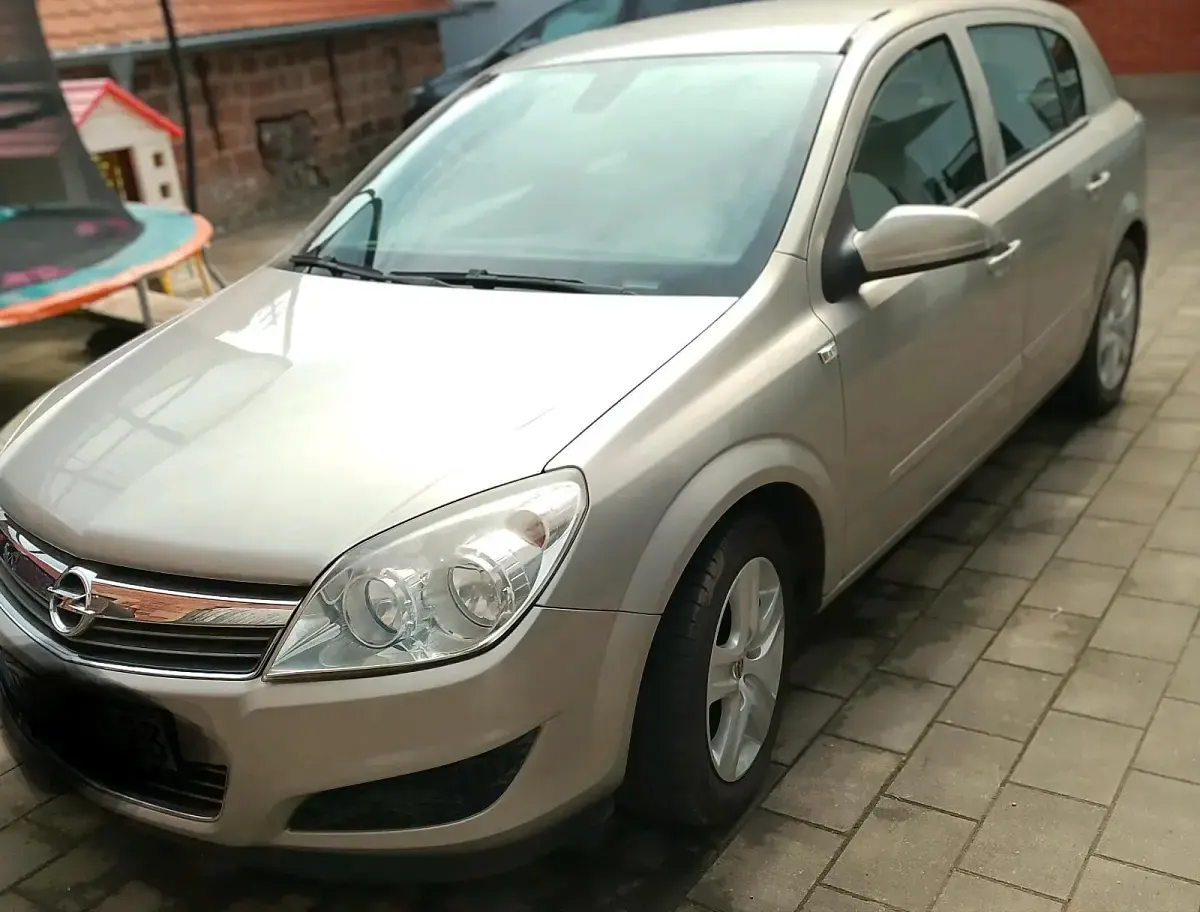 Gebraucht Opel Astra 116 PS (85 kW) 2009 Silber Limousine