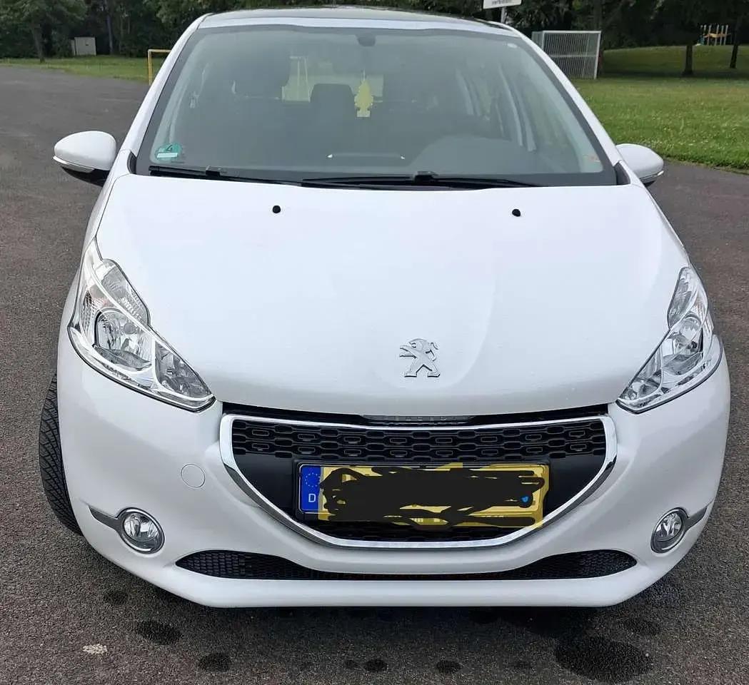 Gebraucht Peugeot 208 Active 95 PS (69 kW) 2012 Weiß Kleinwagen
