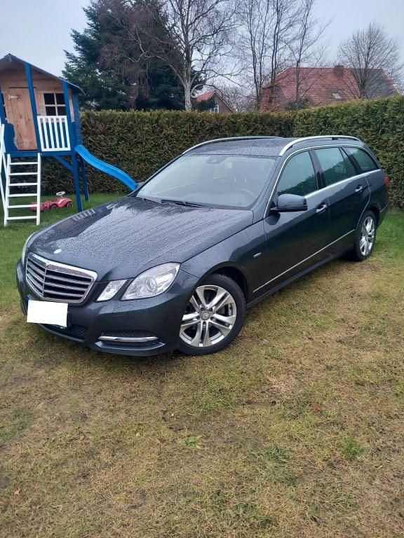 Grau Gebraucht 2011 Mercedes E220 Avantgarde Limousine | 7.450 € (Superpreis) - Bild 1/4