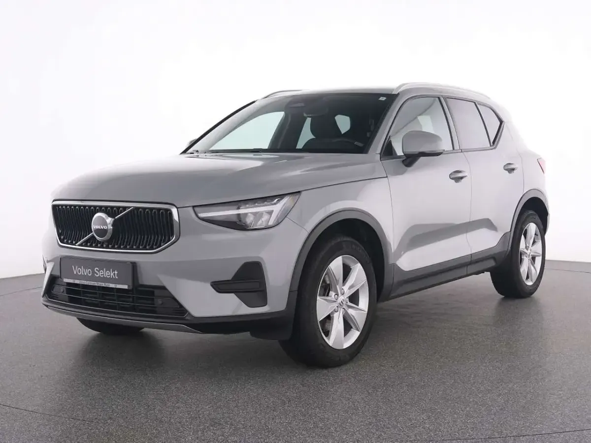 Gebraucht Volvo XC40 Core 163 PS (119 kW) 2024 Grau vapour grey / metallic SUV