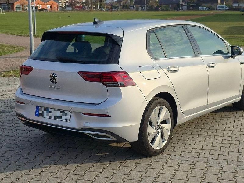 Gebraucht VW Golf VIII Style 131 PS (96 kW) 2022 Silber Limousine