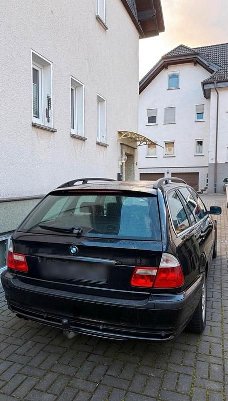 Schwarz Gebraucht 2001 BMW 320 Kombi | 1.900 € (Guter Preis) - Bild 1/4