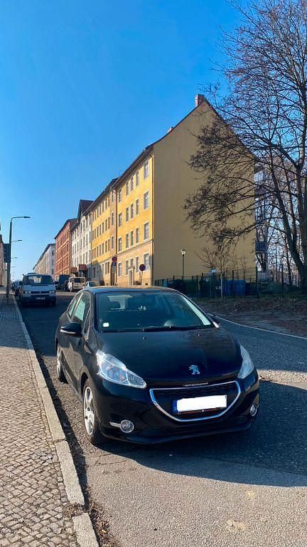 Gebraucht Peugeot 208 Active 82 PS (60 kW) 2012 Schwarz Kleinwagen