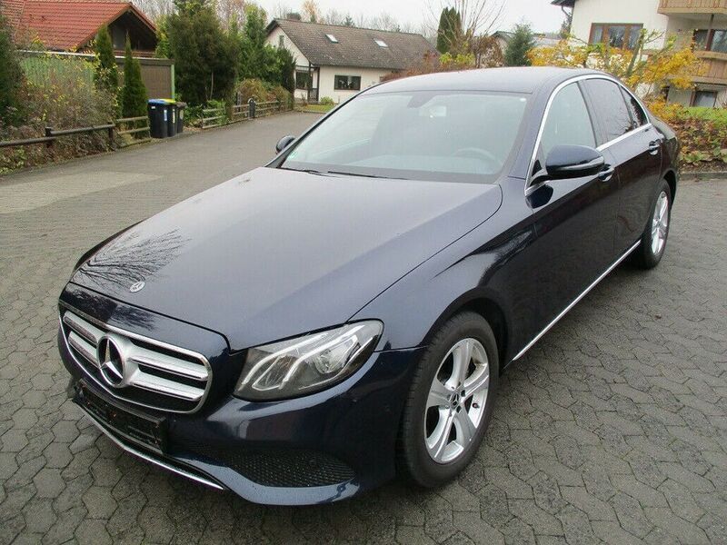 Gebraucht Mercedes E220 194 PS (142 kW) 2018 Blau metallic Limousine