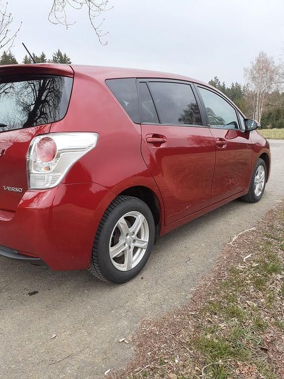 Gebraucht Toyota Verso 147 PS (108 kW) 2017 Rot Van / Kleinbus