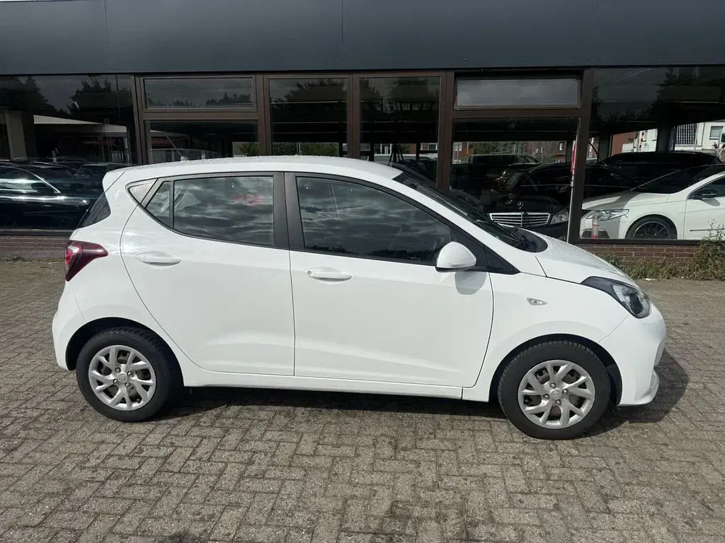 Gebraucht Hyundai i10 67 PS (49 kW) 2019 Weiß Kleinwagen