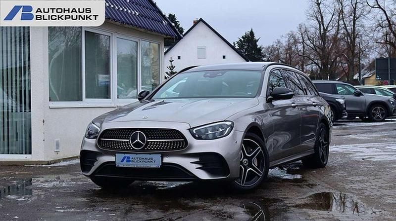 Mojavesilber (metallic) Gebraucht 2022 Mercedes E300 AMG Kombi | 33.880 € (Fairer Preis) - Bild 1/4