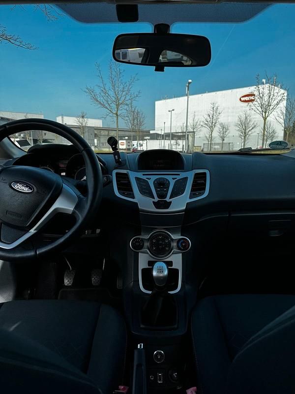 Gebraucht Ford Fiesta 97 PS (71 kW) 2012 Blau Kleinwagen