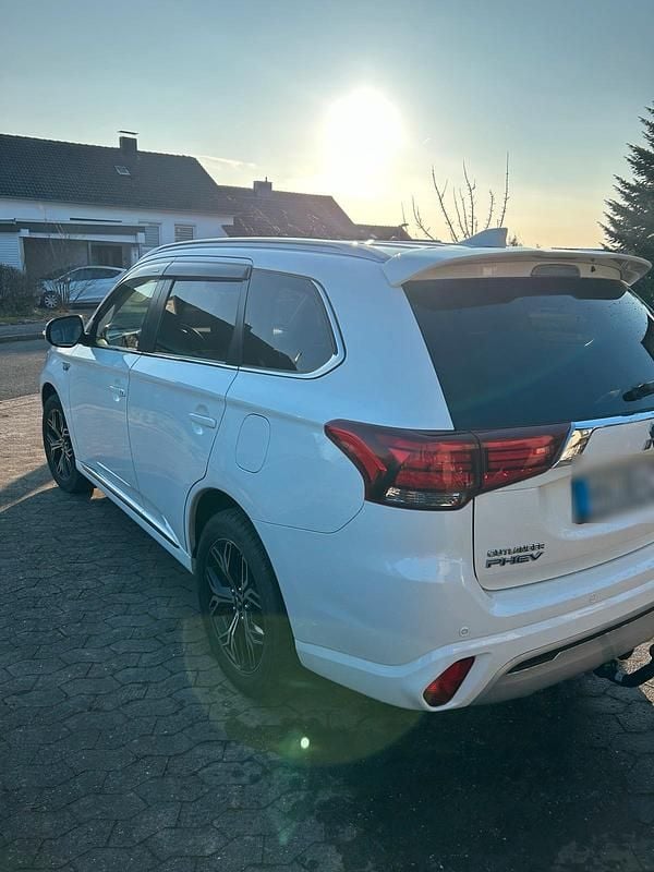 Gebraucht Mitsubishi Outlander P-HEV Top 224 PS (164 kW) 2019 Weiß SUV