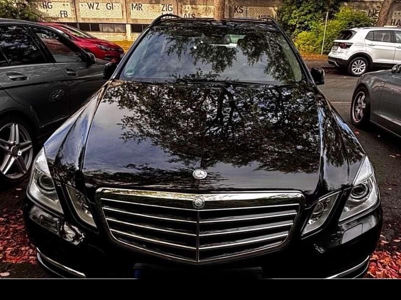Schwarz Gebraucht 2010 Mercedes E250 Kombi | 6.800 € (Fairer Preis) - Bild 1/3