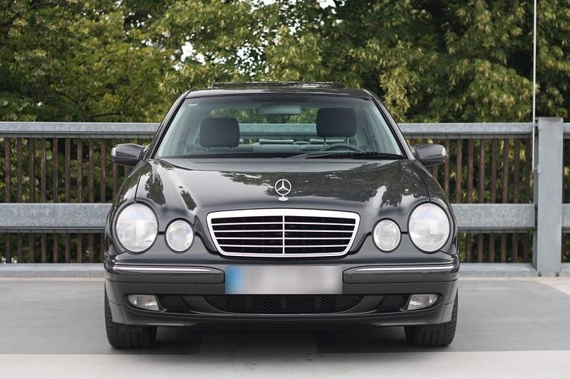 Second-hand Mercedes E320 Elegance 224 CP (164 kW) 2000 Gri Berlinǎ