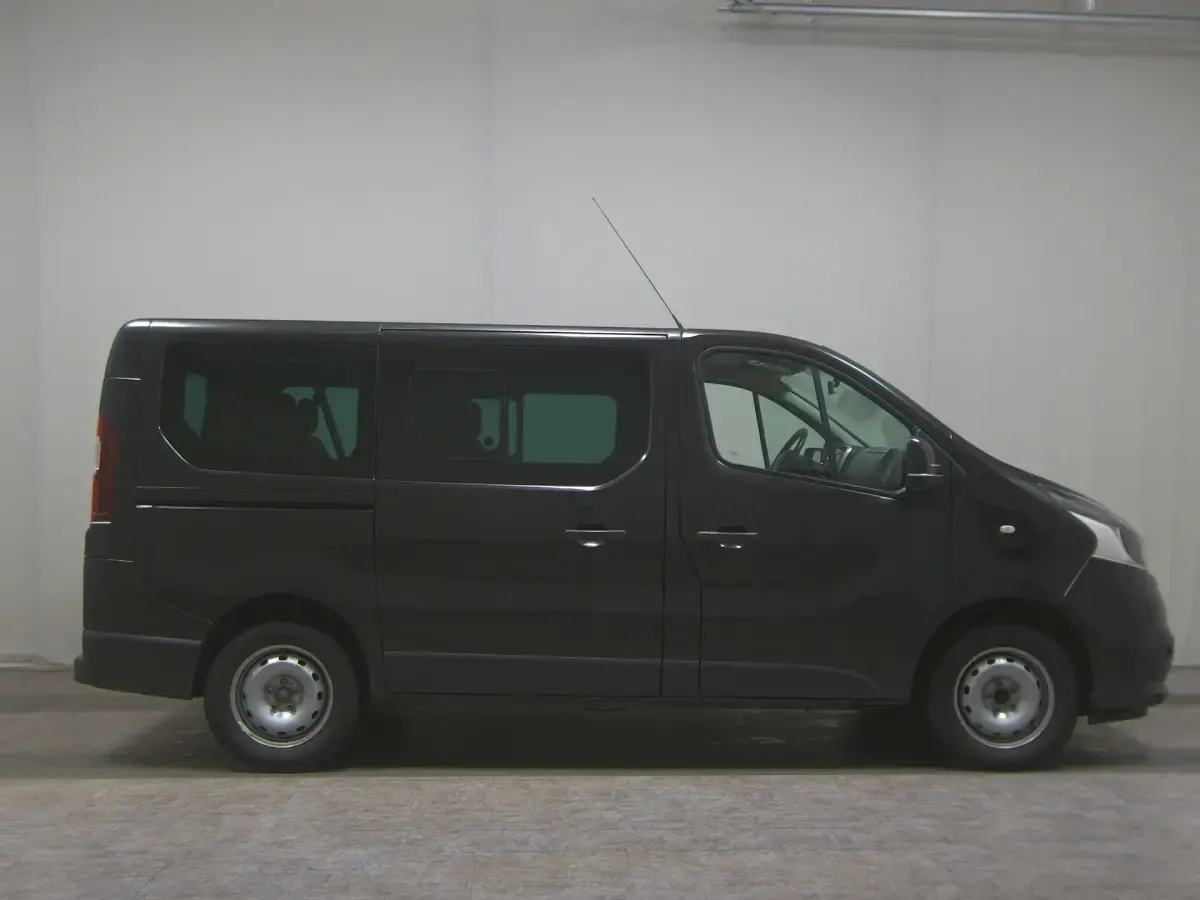 Usado Renault Trafic Expression 125 HP (91 kW) 2017 Preto Monovolume