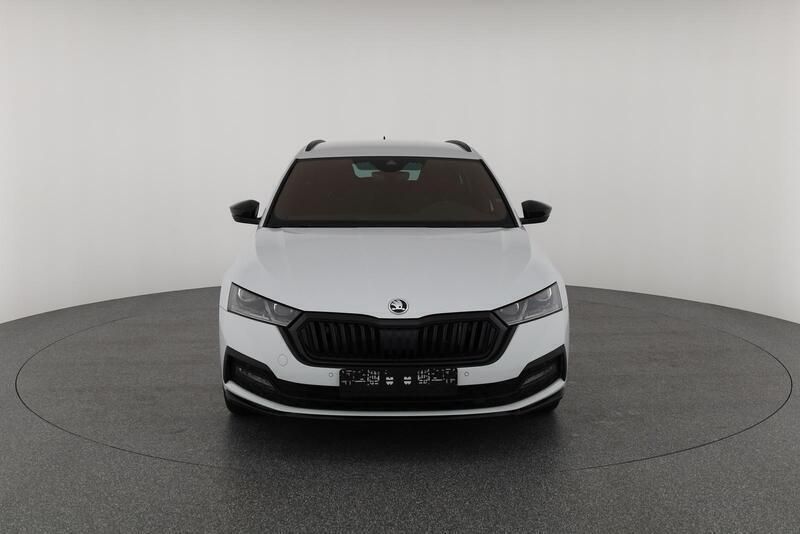 Moon white perleffekt Gebraucht 2023 Skoda Octavia SportLine Kombi | 36.475 € (Fairer Preis) - Bild 1/4
