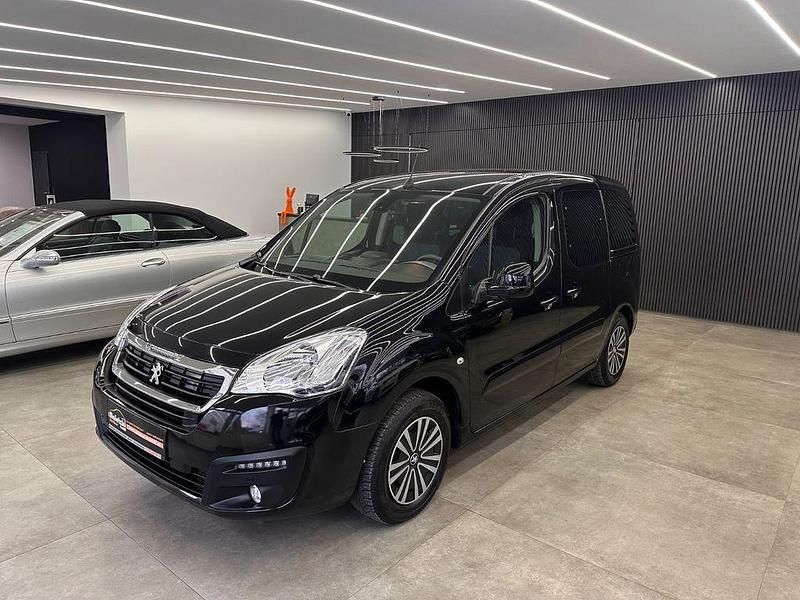 Gebraucht Peugeot TePee Allure 99 PS (72 kW) 2016 Schwarz Van / Kleinbus